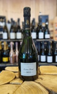 Bouteille de champagne Michel Arnould et fils Grand cru de la cave L'Essentiel